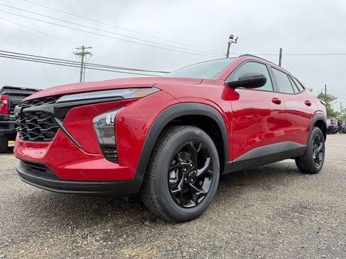 New 2026 Chevrolet Trax LT w/ Midnight Edition FWD image 2