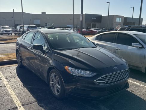 Used 2018 Ford Fusion SE image 2