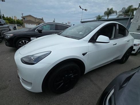 Used 2024 Tesla Model Y Long Range AWD/4WD image 1