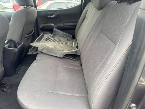 Used 2019 Toyota Tacoma TRD Sport image 12