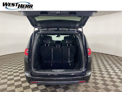 Used 2023 Chrysler Pacifica Touring-L w/ S Appearance Package image 19