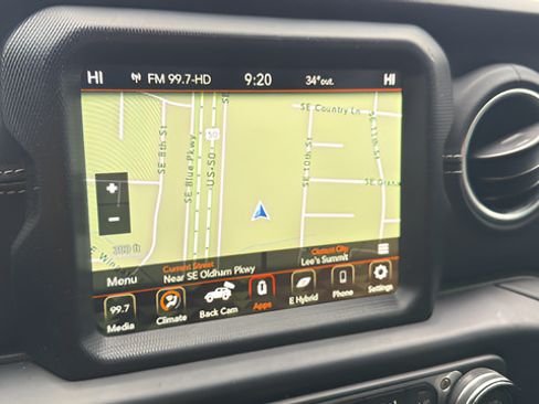 Used 2022 Jeep Wrangler Unlimited Sahara AWD/4WD image 18