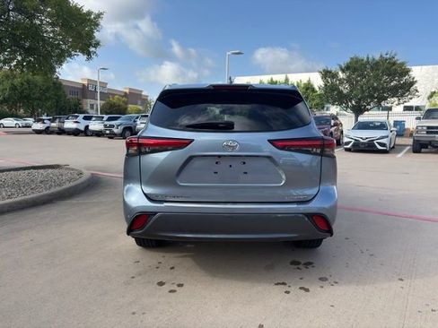Used 2023 Toyota Highlander Limited FWD image 6