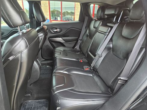 Used 2019 Jeep Cherokee Latitude Plus w/ Cold Weather Group AWD/4WD image 10