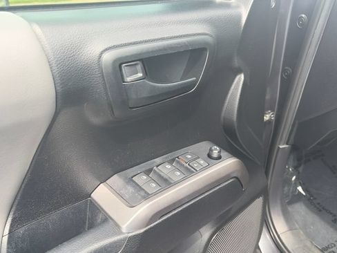 Used 2021 Toyota Tacoma SR5 RWD image 17