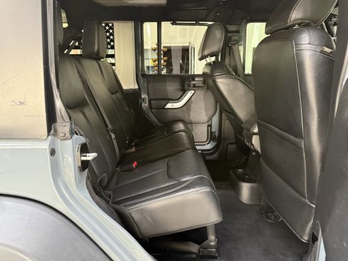 Used 2015 Jeep Wrangler Unlimited Rubicon AWD/4WD image 15