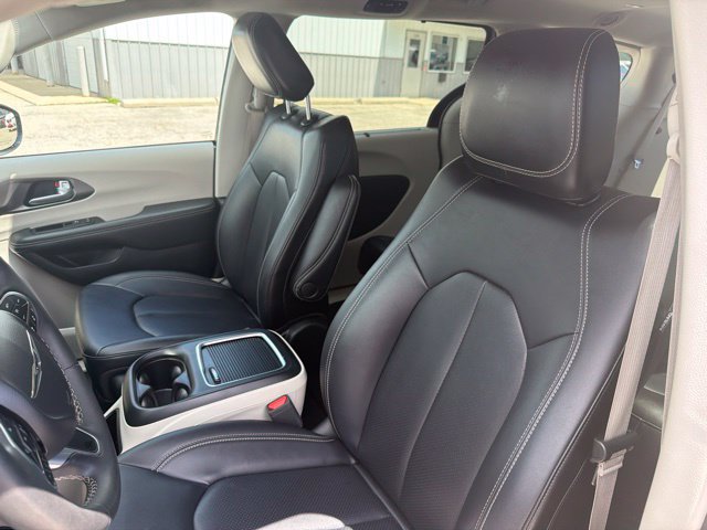 Used 2024 Chrysler Pacifica Touring-L FWD image 24