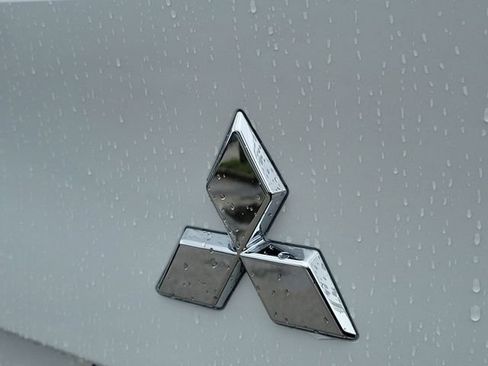 Used 2025 Mitsubishi Outlander ES FWD image 8