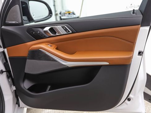 Used 2025 BMW X7 M60i image 31