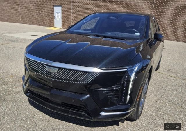 Used 2025 Cadillac Optiq Luxury 2 w/ LPO, Floor Liner Package AWD/4WD image 1