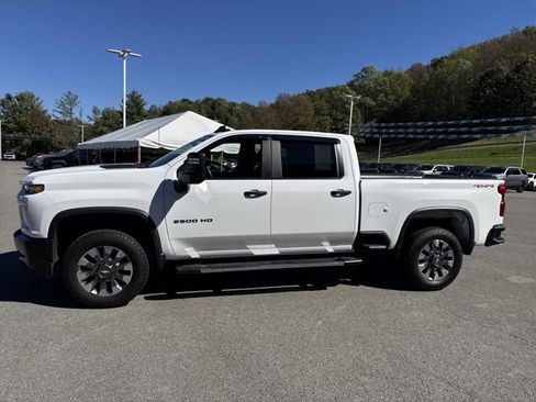 Used 2023 Chevrolet Silverado 2500 Custom w/ Custom Value Package image 9