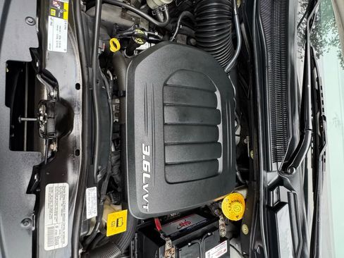 Used 2014 Chrysler Town & Country Touring image 25