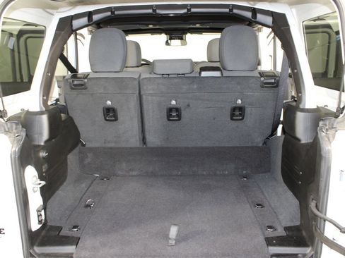 Used 2025 Jeep Wrangler Unlimited Sahara w/ Safety Group AWD/4WD image 18