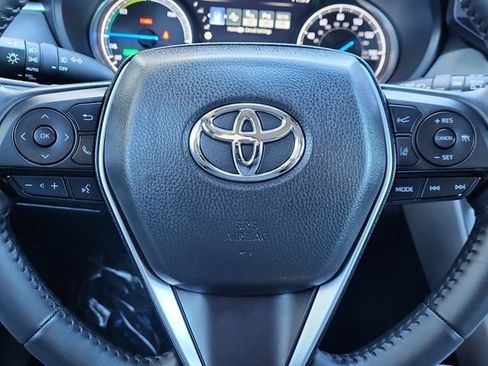 Used 2024 Toyota Venza XLE image 18