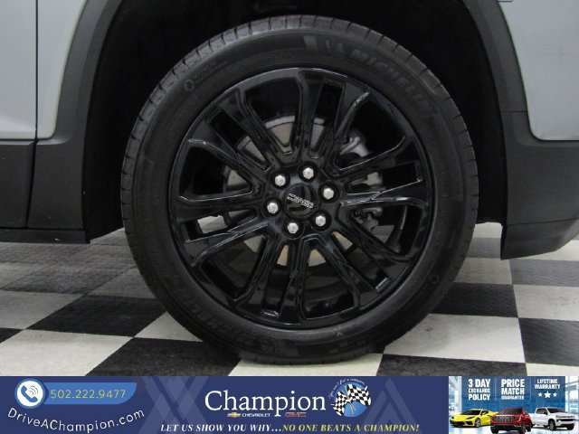 Certified 2023 GMC Acadia SLE w/ Driver Convenience Package FWD image 3