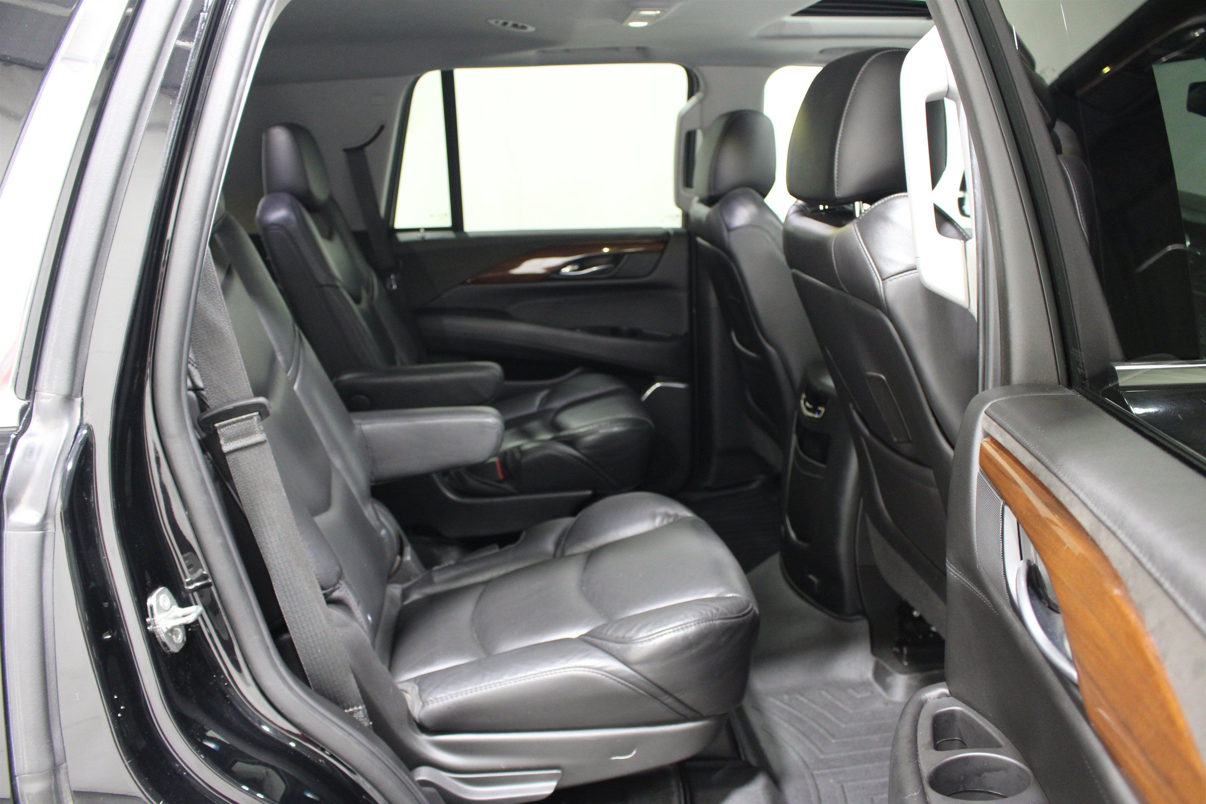 Used 2018 Cadillac Escalade Luxury AWD/4WD image 25