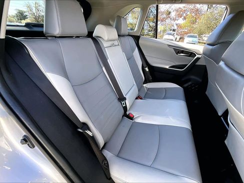 Used 2020 Toyota RAV4 XLE Premium image 19