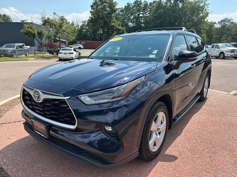 Used 2021 Toyota Highlander LE image 1
