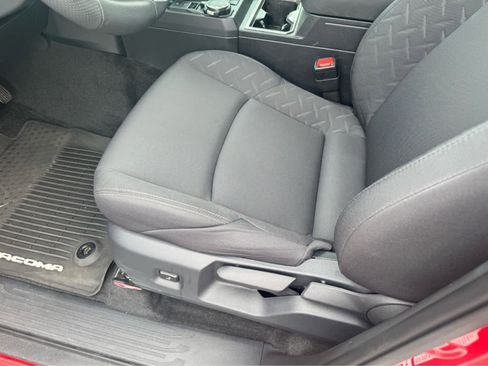 Used 2025 Toyota Tacoma SR5 AWD/4WD image 9