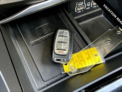 Used 2022 Chrysler Pacifica Limited w/ Uconnect Theater Family Group image 34