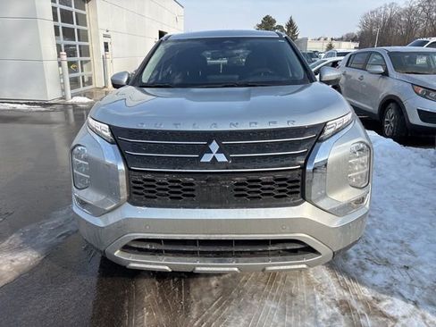 Used 2024 Mitsubishi Outlander FWD image 2