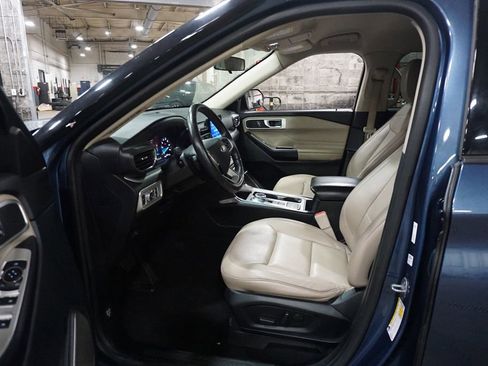 Used 2020 Ford Explorer XLT w/ Equipment Group 202A image 2