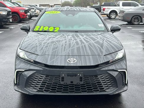 Used 2025 Toyota Camry SE w/ Convenience Package image 2