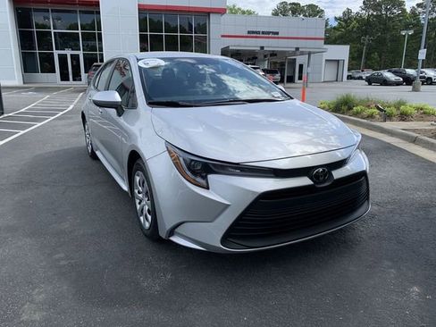 Used 2025 Toyota Corolla LE image 2