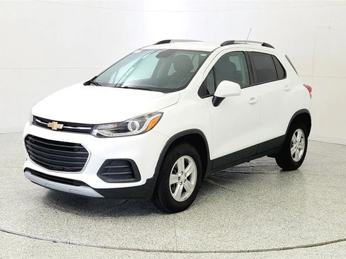Used 2021 Chevrolet Trax LT w/ LT Convenience Package image 3