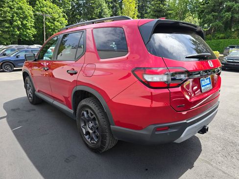 Used 2025 Honda Pilot TrailSport image 5