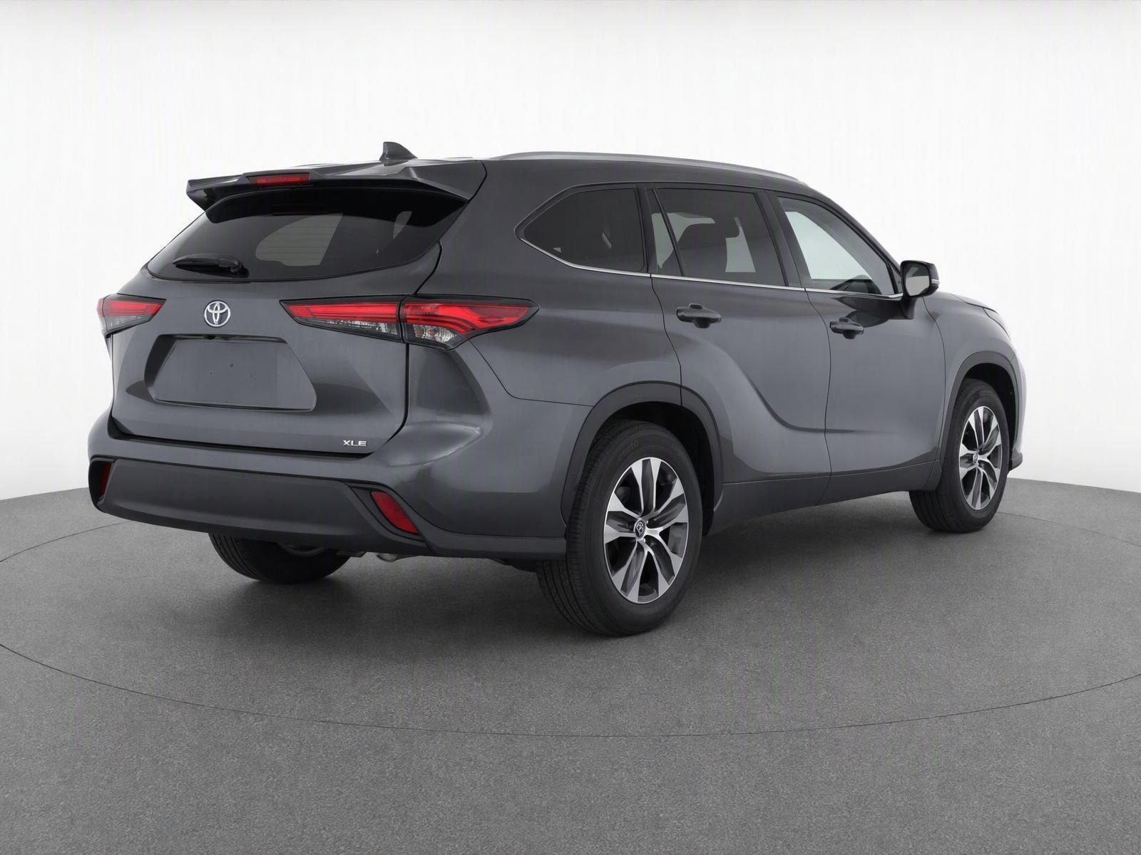 Used 2023 Toyota Highlander XLE FWD image 3