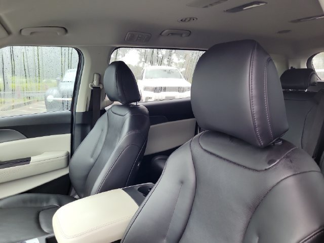Used 2024 Kia Carnival LX FWD image 20