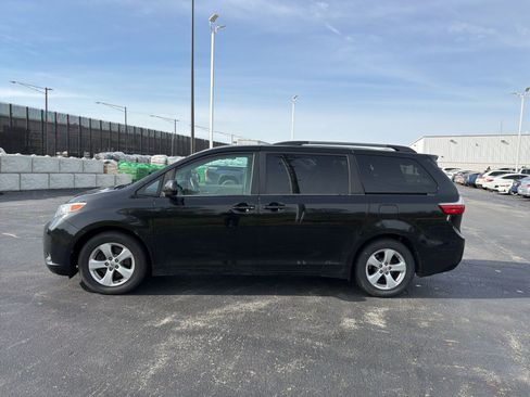 Used 2015 Toyota Sienna LE FWD image 3