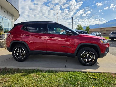 Used 2025 Jeep Compass Trailhawk AWD/4WD image 4