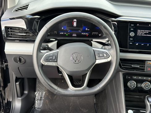 Used 2024 Volkswagen Taos SE image 17