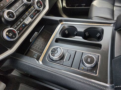 Used 2024 Ford Expedition XLT image 12