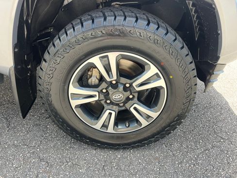 Used 2018 Toyota Tacoma TRD Sport AWD/4WD image 25
