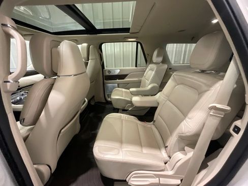 Used 2021 Lincoln Navigator Reserve w/ Luxury Package AWD/4WD image 11