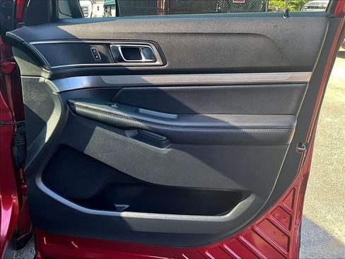 Used 2019 Ford Explorer XLT w/ Equipment Group 202A AWD/4WD image 19