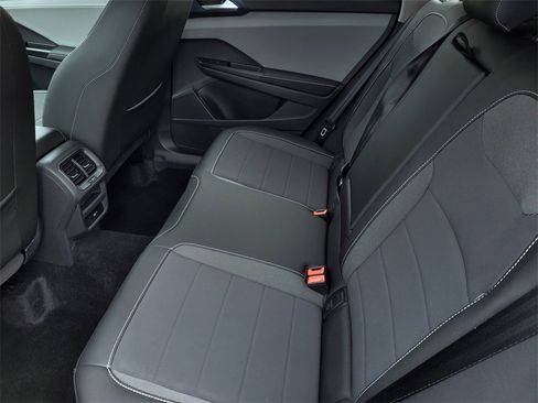 Used 2024 Volkswagen Taos SE image 12