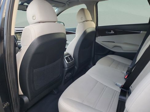 Used 2018 Kia Sorento LX image 10