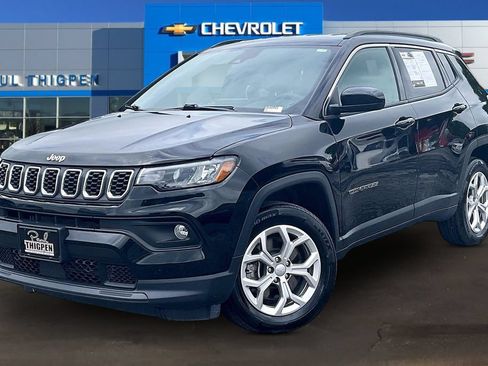 Used 2024 Jeep Compass Latitude AWD/4WD image 3