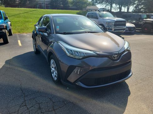 Used 2020 Toyota C-HR LE FWD image 3