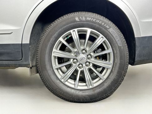 Used 2018 Cadillac XT5 Luxury w/ Driver Awareness Package FWD image 11