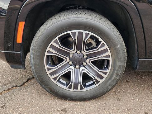 Used 2024 Jeep Wagoneer Series II w/ Flexible Seating Group image 31