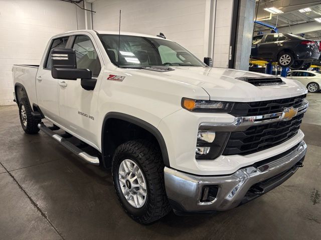 Used 2024 Chevrolet Silverado 2500 LT w/ Convenience Package AWD/4WD image 3