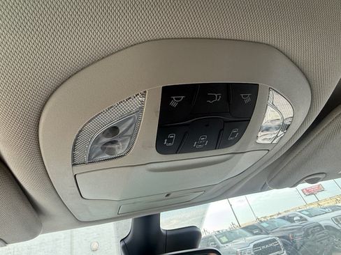 Used 2024 Chrysler Pacifica Touring-L FWD image 30