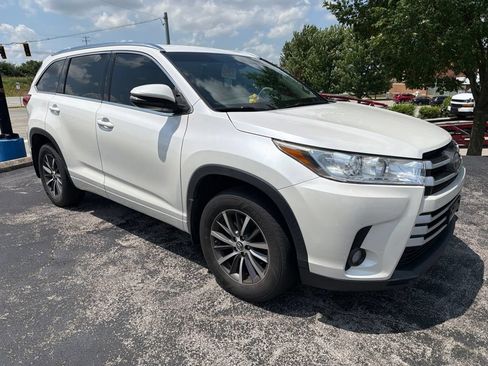 Used 2017 Toyota Highlander XLE AWD/4WD image 2