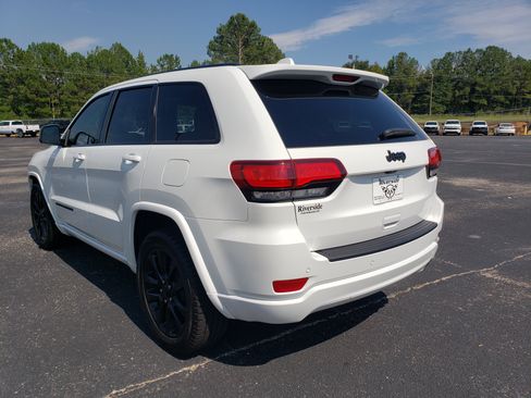 Used 2019 Jeep Grand Cherokee Altitude RWD image 4
