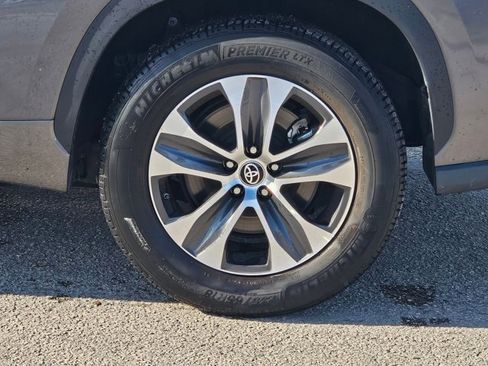 Used 2023 Toyota Highlander XLE image 4